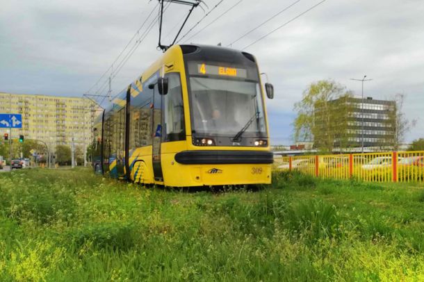 Tramwaj na zielonym torowisku