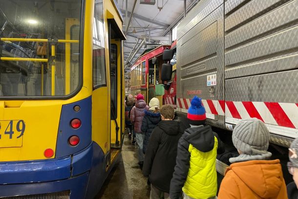 Zdjęcie wycieczki dzieci w zajezdni tramwajowej
