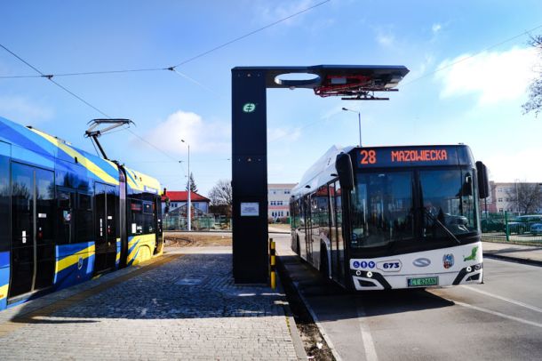 Autobus elektryczny i tramwaj
