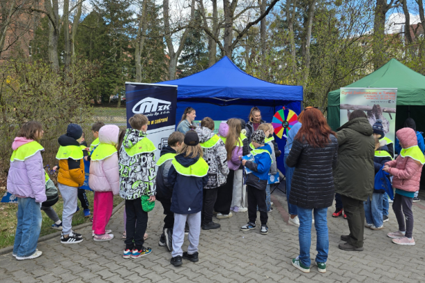 zdjęcie uczestników stoiska MZK w Toruniu podczas Dnia Otwartego PSSE w Toruniu
