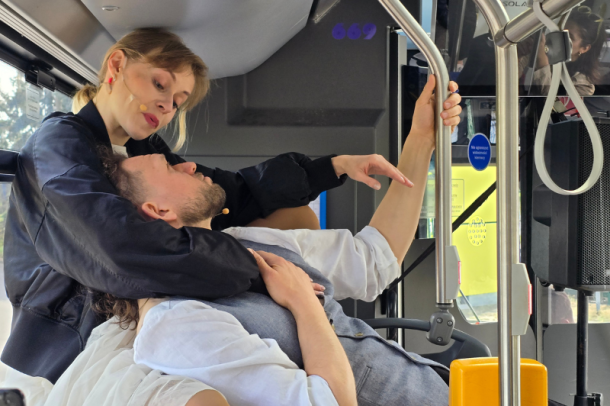 Spektakl w autobusie