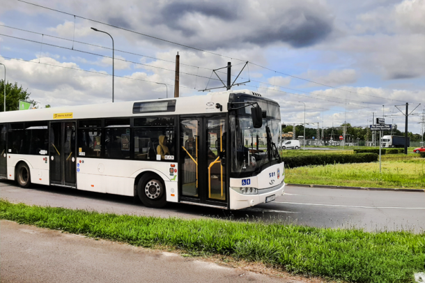 Biały autobus miejski
