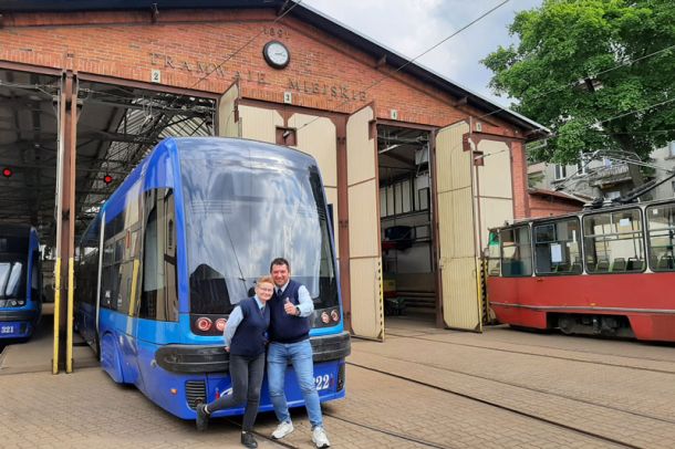 Toruńscy motorniczowie na tle tramwaju