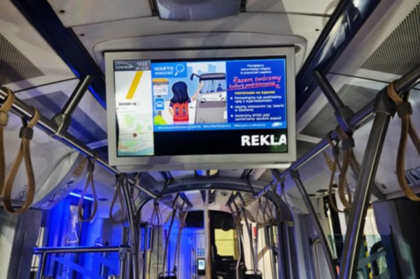 Zdjęcie ekranu reklamowego w tramwaju z grafiką nt. przystanku na żądanie